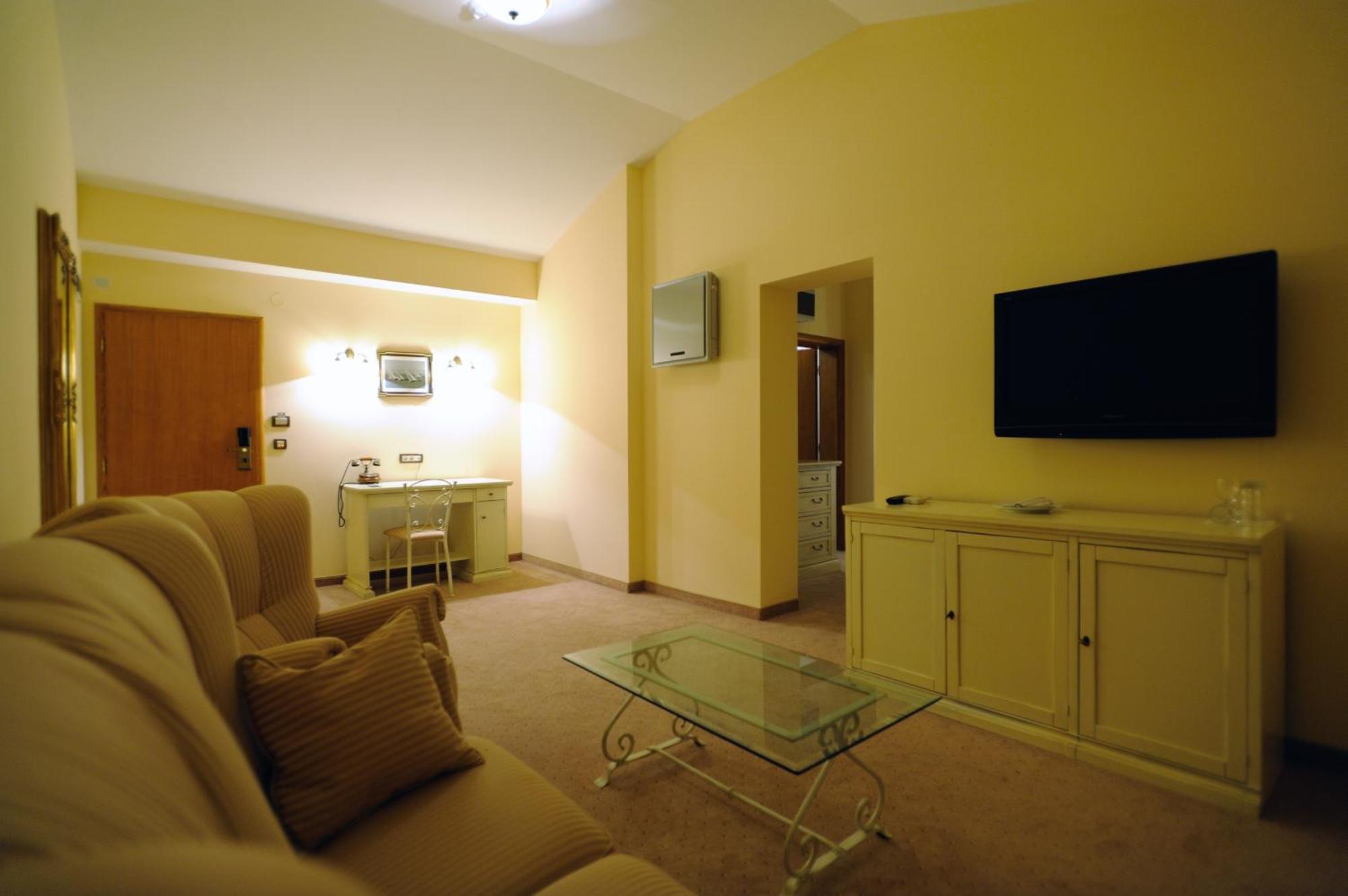 Hotel Solitudo Uble Ngoại thất bức ảnh
