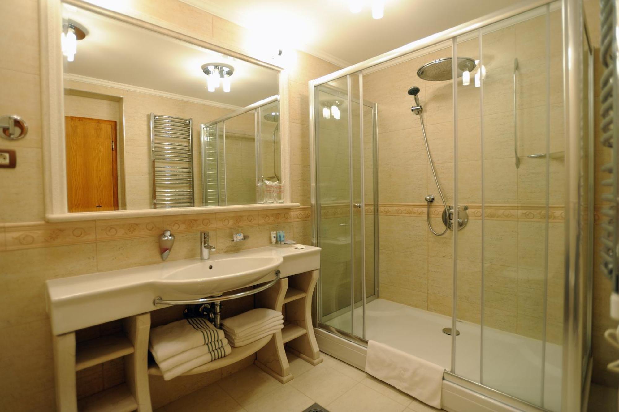 Hotel Solitudo Uble Ngoại thất bức ảnh
