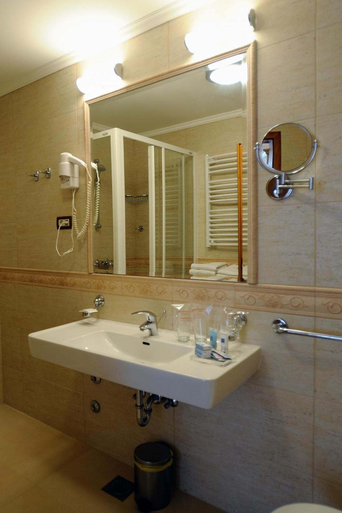 Hotel Solitudo Uble Ngoại thất bức ảnh